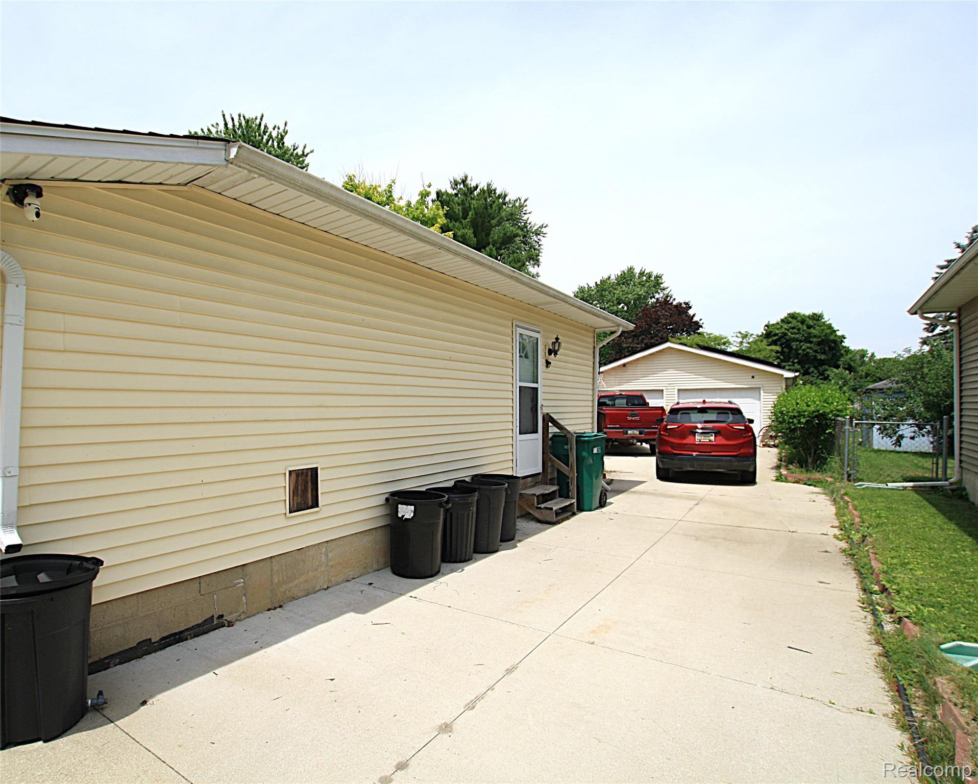 313 E Naldrette Street