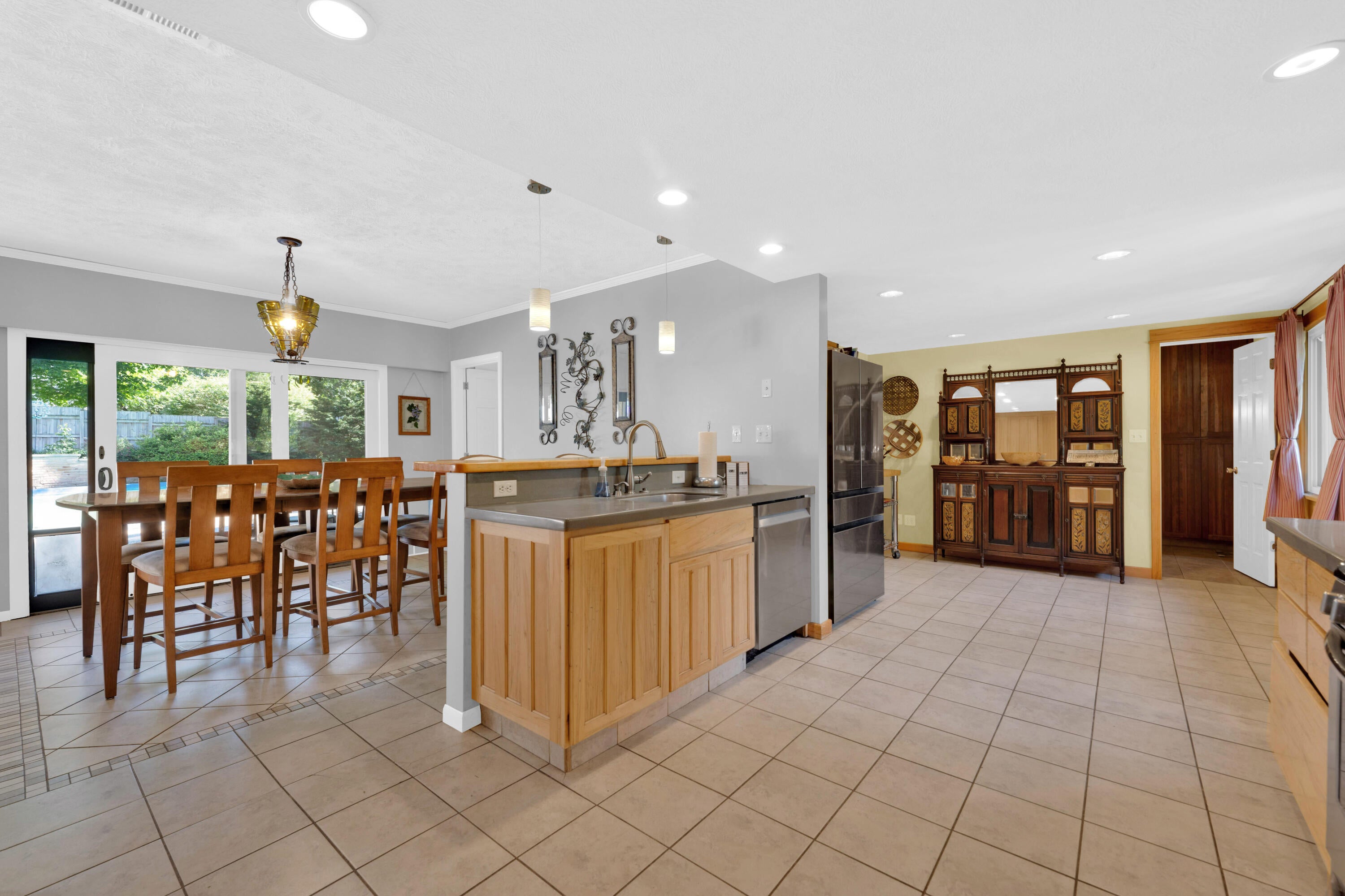 888 W Walnut Street
