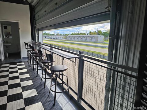 62 W Speed Way Pontiac City MI 48341