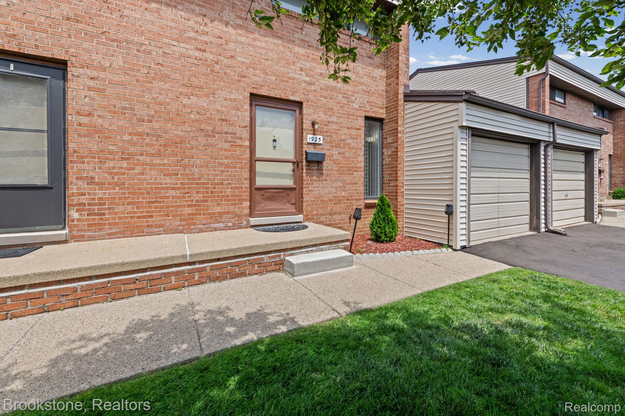 1925 Nicholas Court