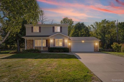 Photo of 2854 Beacham Drive, Waterford Charter Township, MI 48329 (MLS # 20251035522)