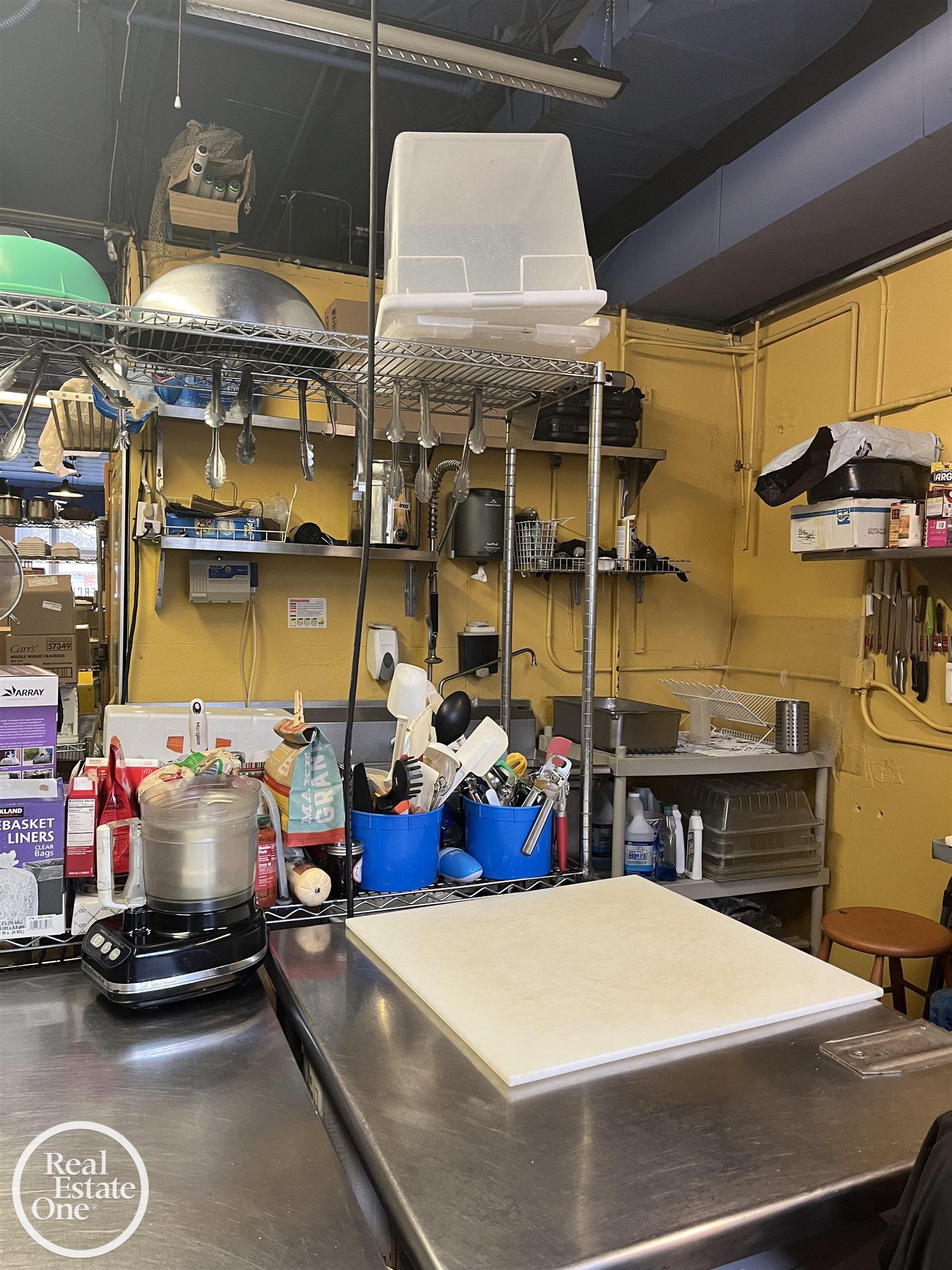 19531 Mack Avenue Avenue