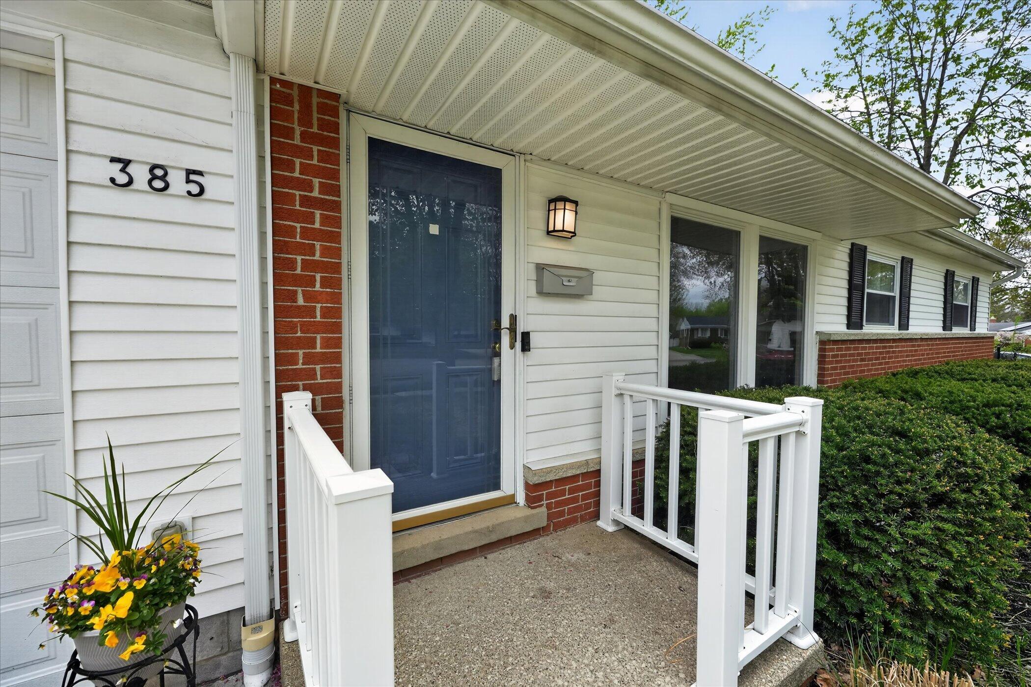 385 Hollywood Drive