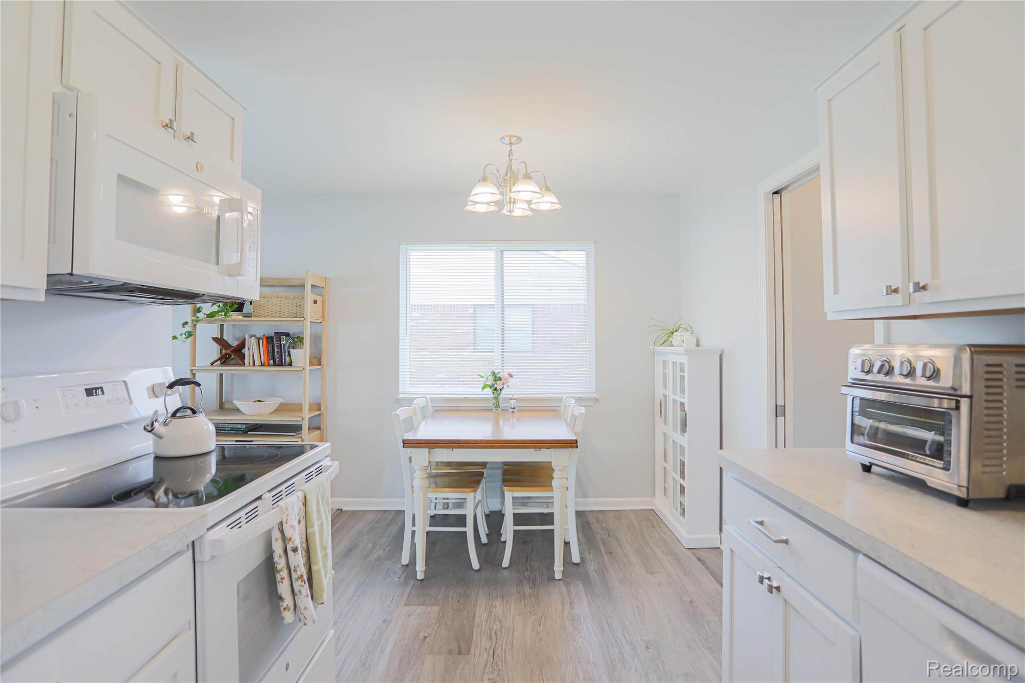 Warren City, Michigan 48088, United States, 2 Bedrooms Bedrooms, ,2 BathroomsBathrooms,Residential,Pending,181962