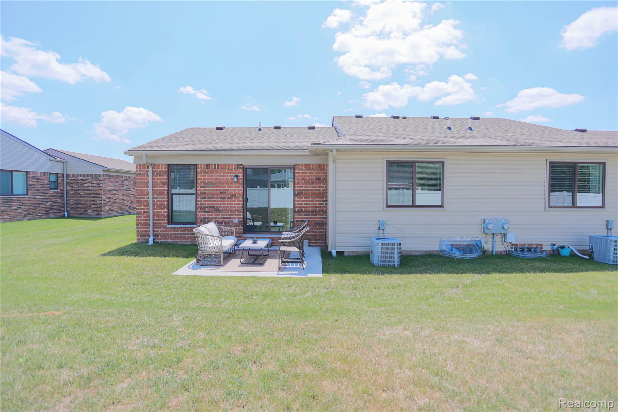 Warren City, Michigan 48088, United States, 2 Bedrooms Bedrooms, ,2 BathroomsBathrooms,Residential,Pending,181962