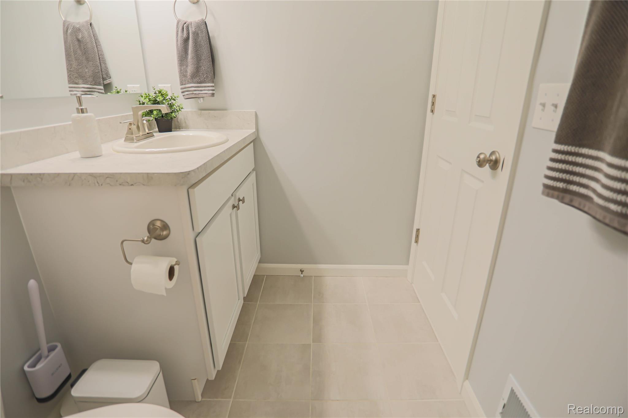 Warren City, Michigan 48088, United States, 2 Bedrooms Bedrooms, ,2 BathroomsBathrooms,Residential,Pending,181962