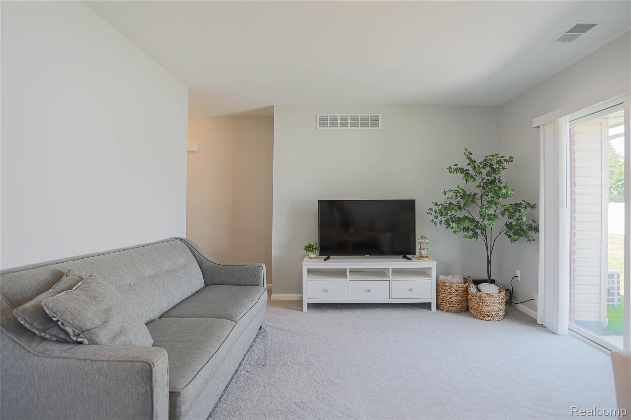 Warren City, Michigan 48088, United States, 2 Bedrooms Bedrooms, ,2 BathroomsBathrooms,Residential,Pending,181962