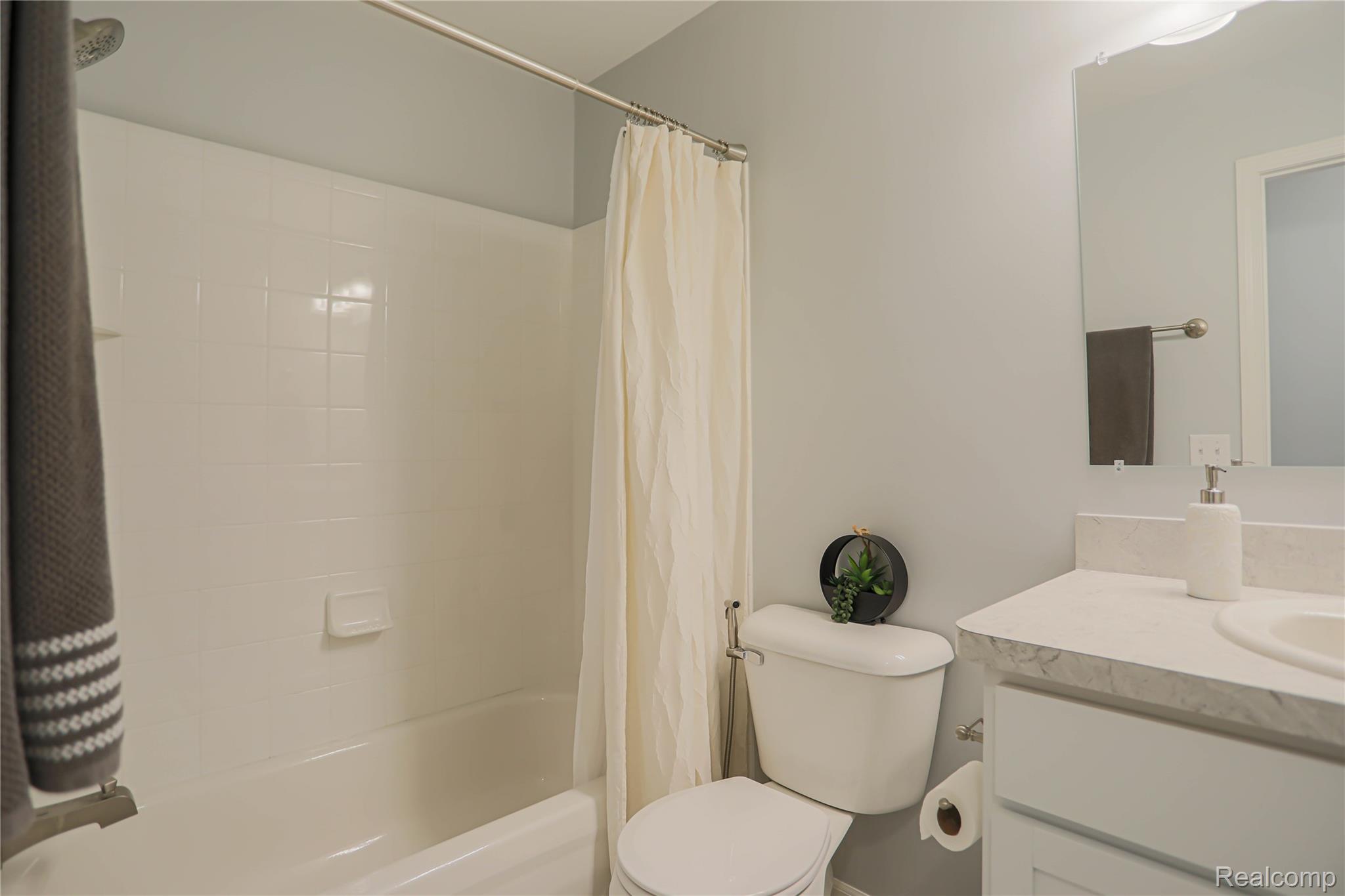 Warren City, Michigan 48088, United States, 2 Bedrooms Bedrooms, ,2 BathroomsBathrooms,Residential,Pending,181962