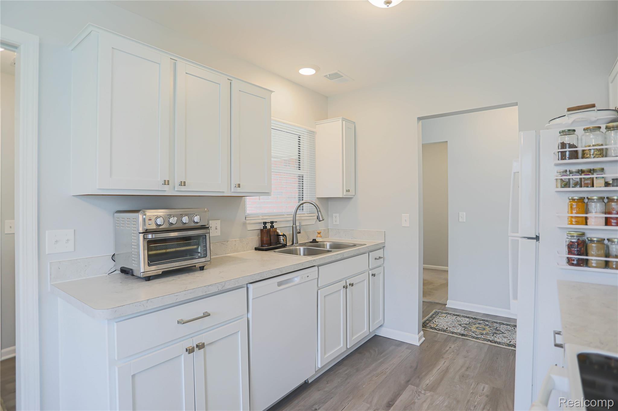 Warren City, Michigan 48088, United States, 2 Bedrooms Bedrooms, ,2 BathroomsBathrooms,Residential,Pending,181962