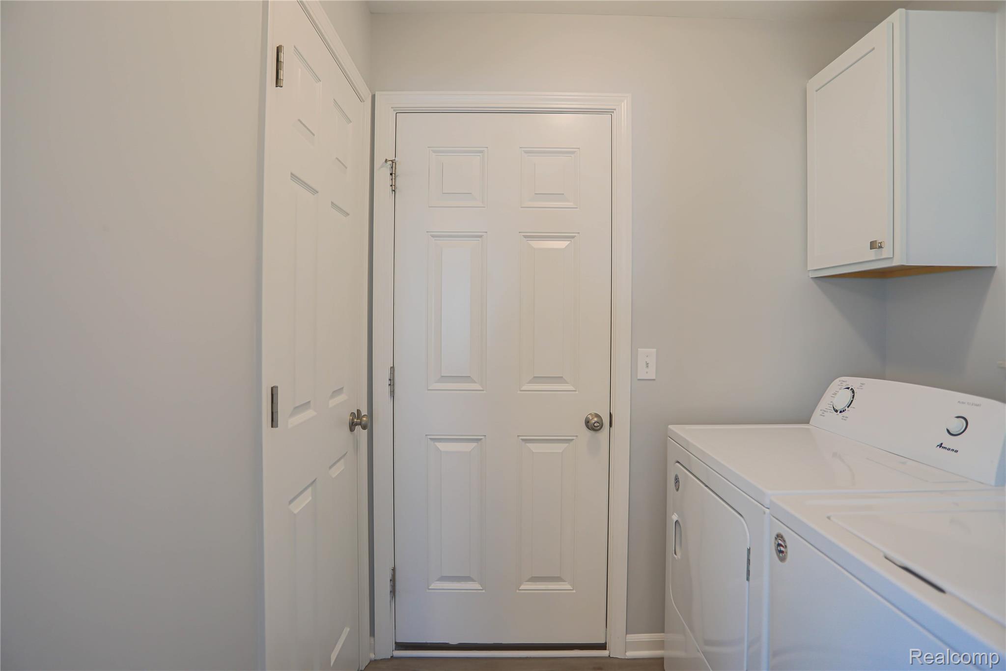 Warren City, Michigan 48088, United States, 2 Bedrooms Bedrooms, ,2 BathroomsBathrooms,Residential,Pending,181962