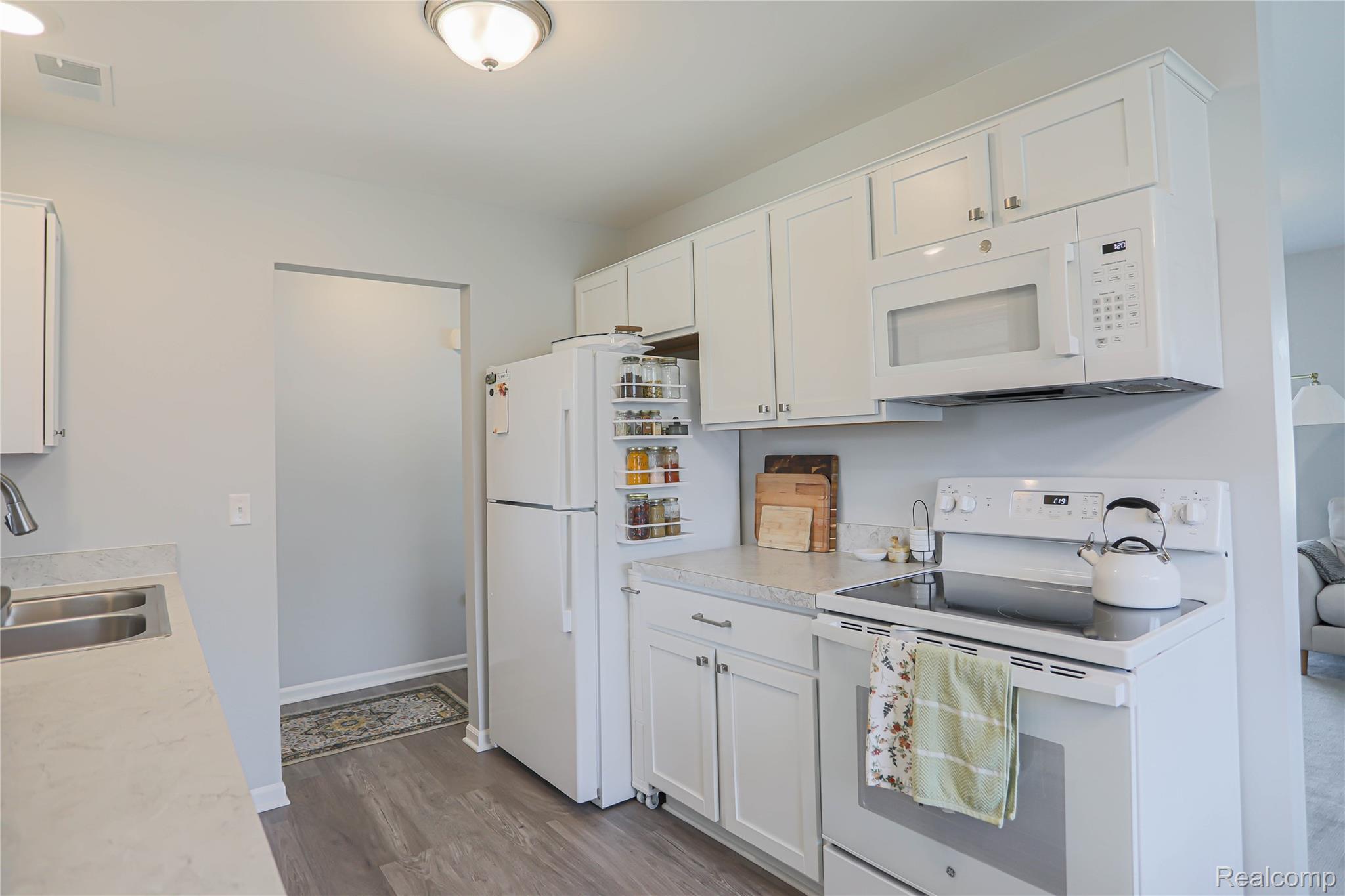 Warren City, Michigan 48088, United States, 2 Bedrooms Bedrooms, ,2 BathroomsBathrooms,Residential,Pending,181962