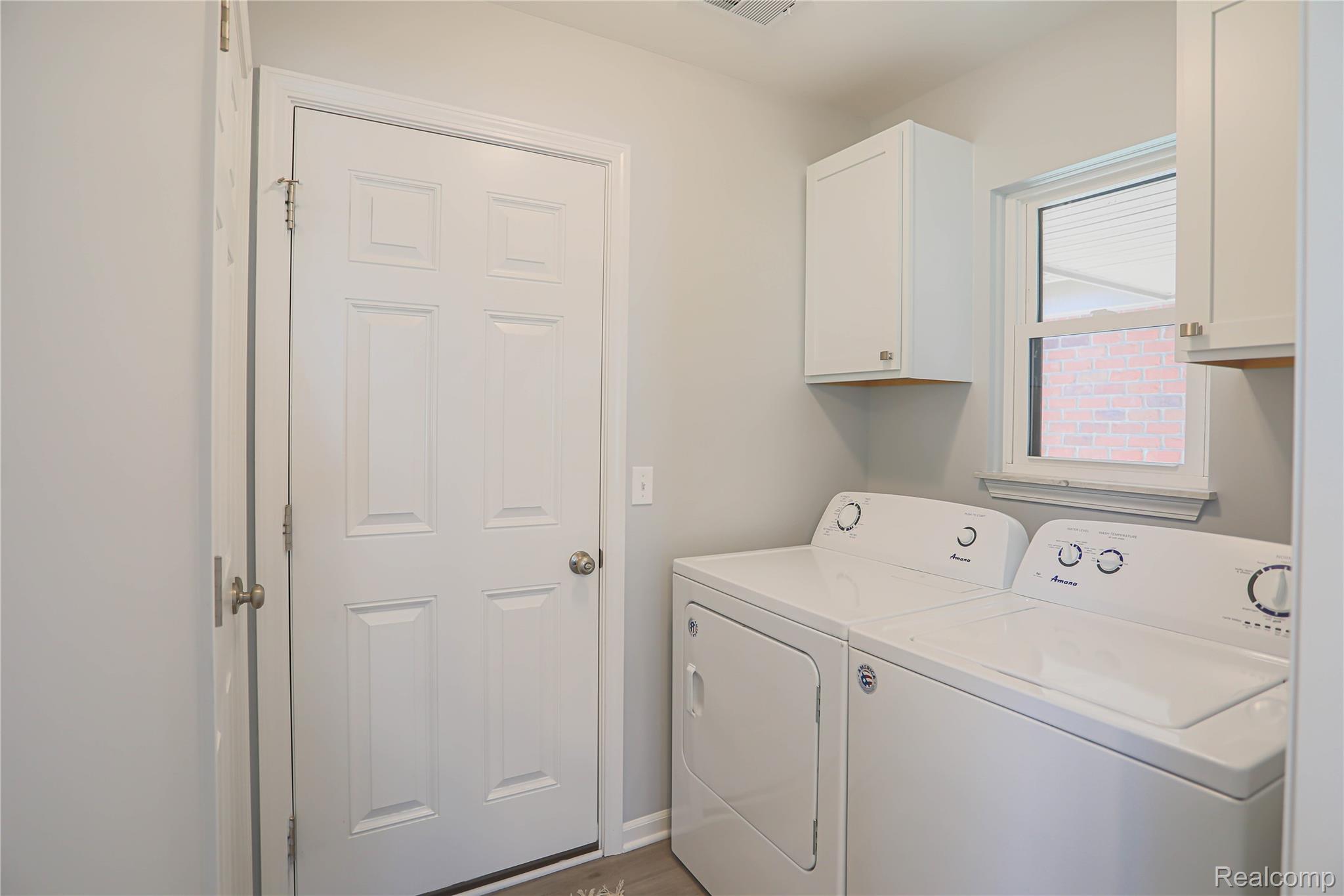 Warren City, Michigan 48088, United States, 2 Bedrooms Bedrooms, ,2 BathroomsBathrooms,Residential,Pending,181962