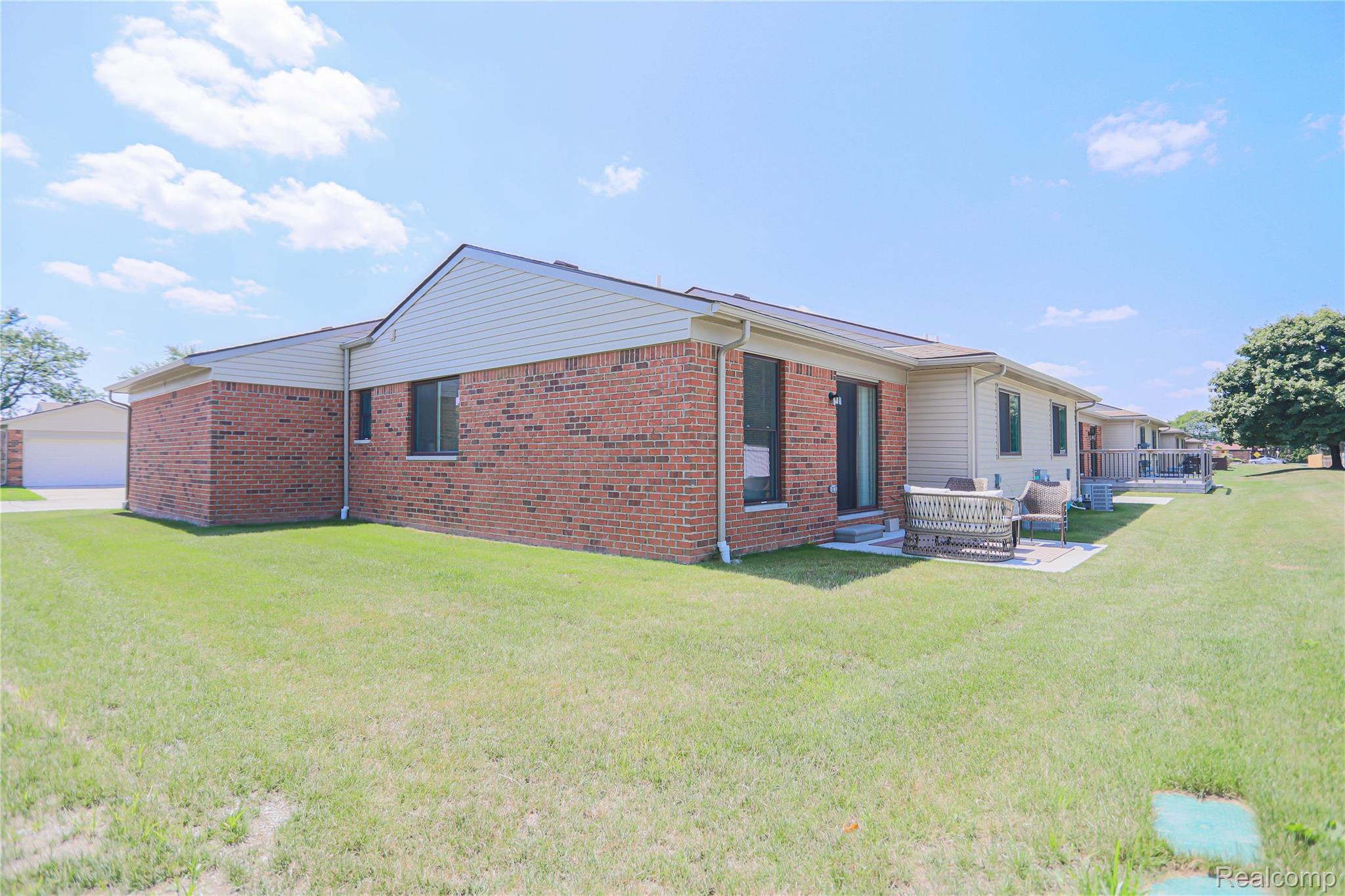 Warren City, Michigan 48088, United States, 2 Bedrooms Bedrooms, ,2 BathroomsBathrooms,Residential,Pending,181962