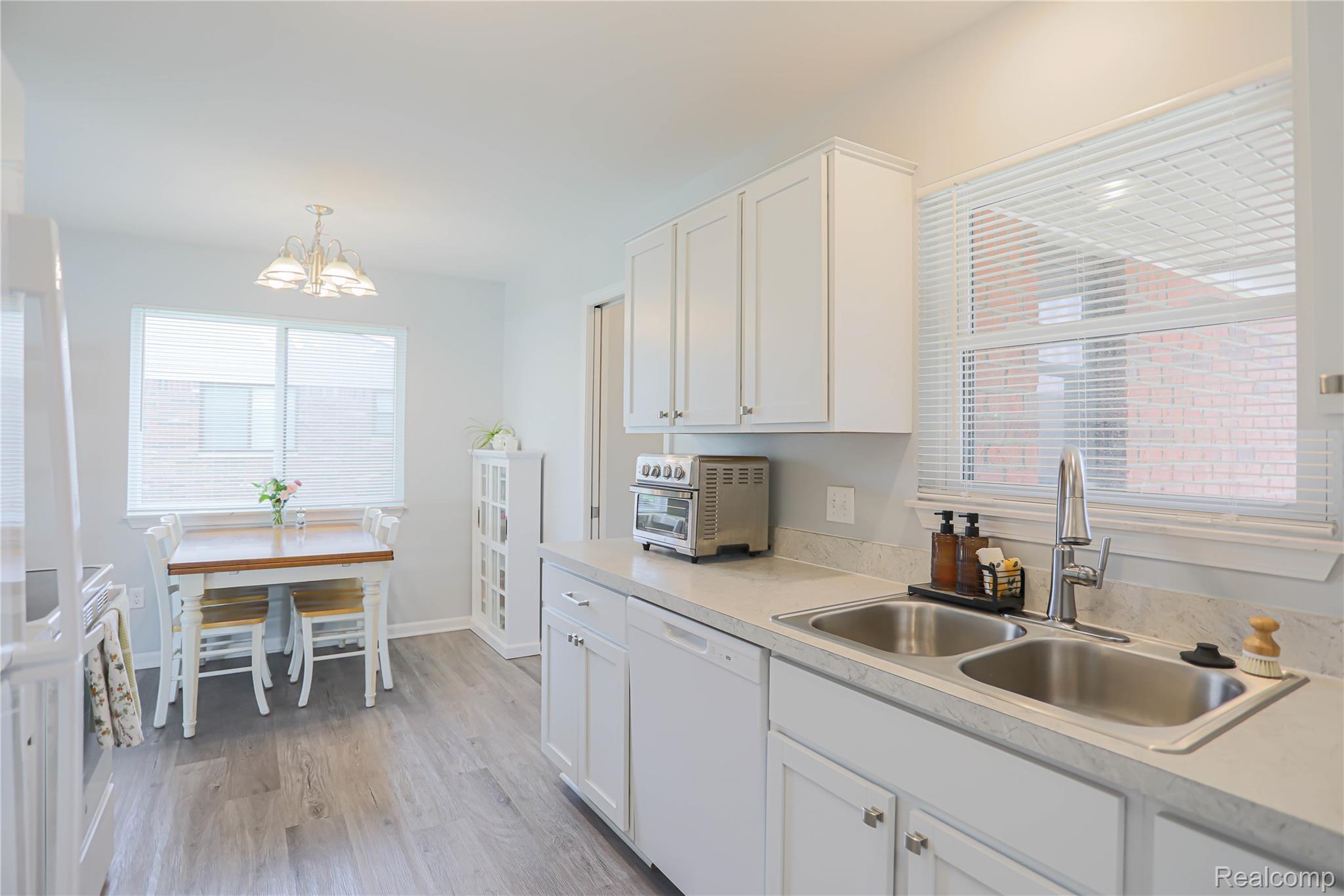 Warren City, Michigan 48088, United States, 2 Bedrooms Bedrooms, ,2 BathroomsBathrooms,Residential,Pending,181962