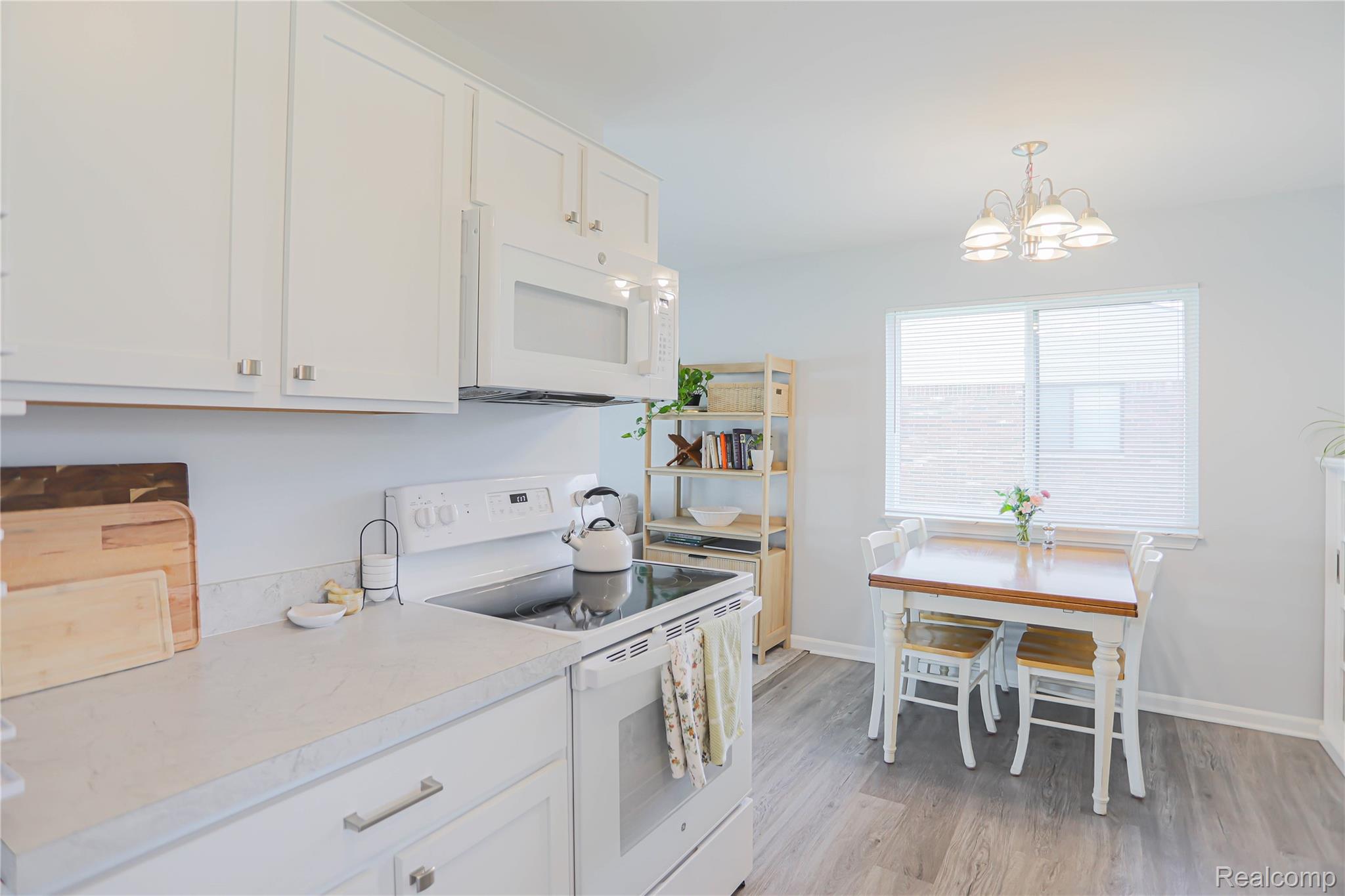 Warren City, Michigan 48088, United States, 2 Bedrooms Bedrooms, ,2 BathroomsBathrooms,Residential,Pending,181962