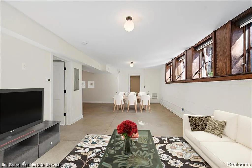 389 Saint Clair #103