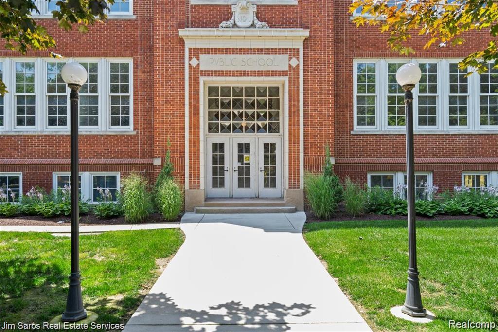 389 Saint Clair #103