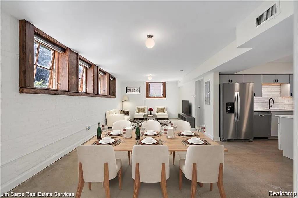 389 Saint Clair #103