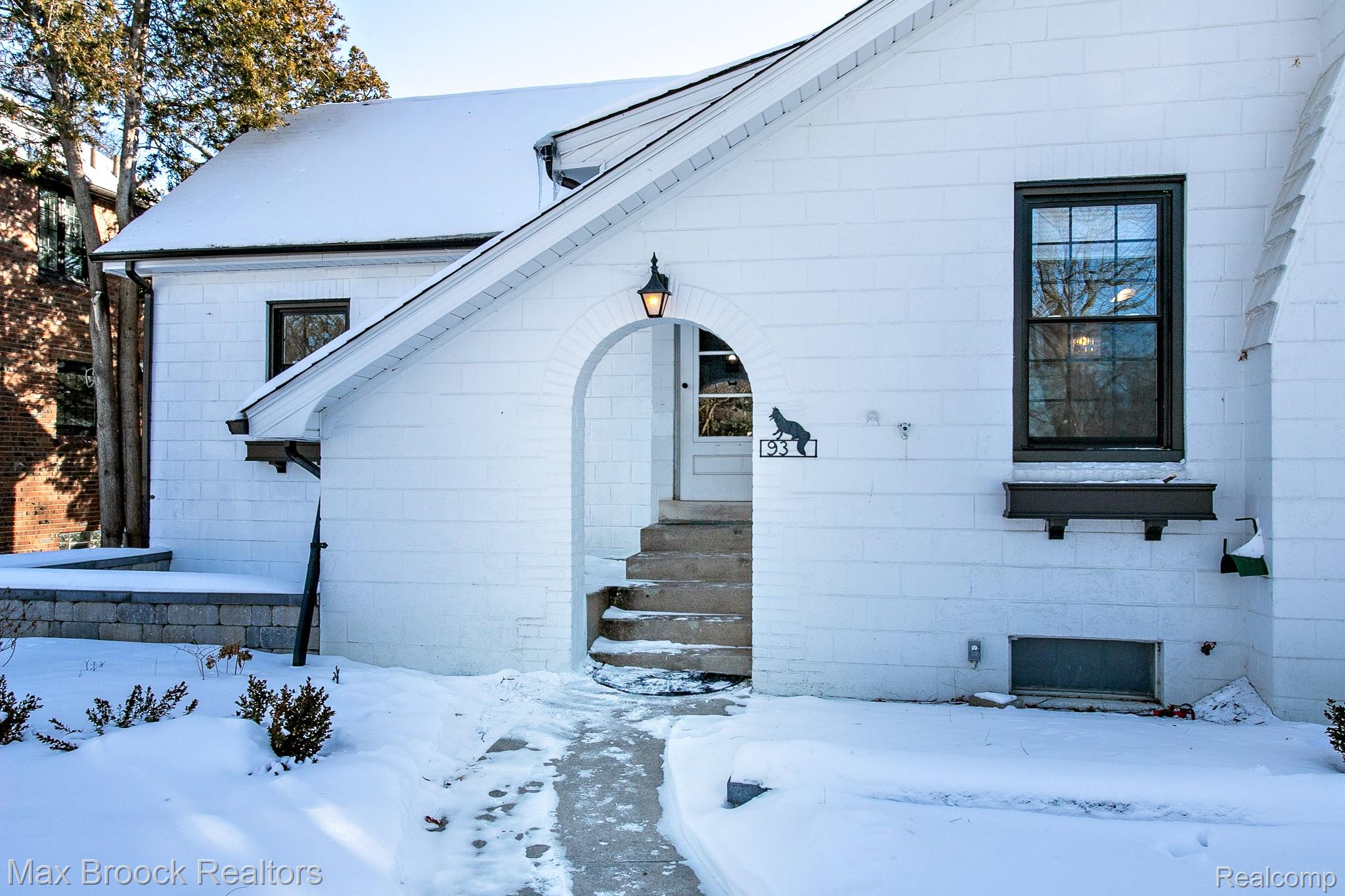 93 Oakdale Boulevard