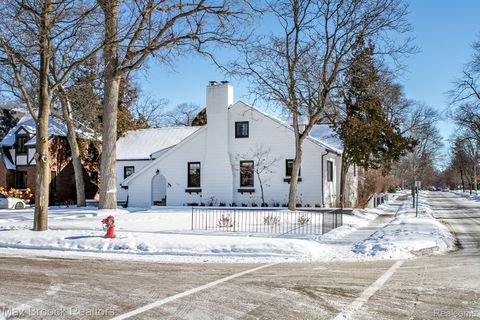 93 Oakdale Boulevard Pleasant Ridge City MI 48069