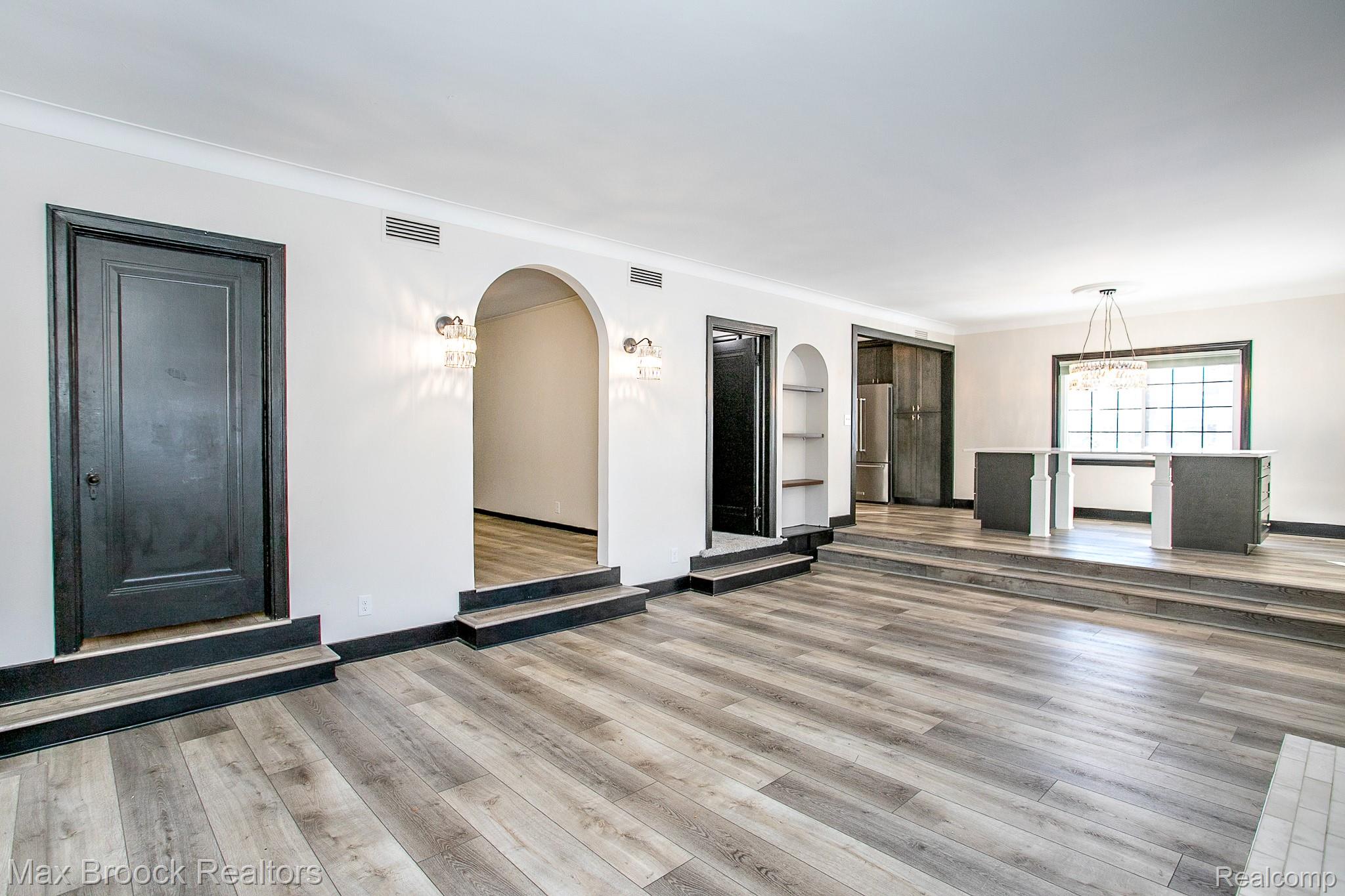 93 Oakdale Boulevard