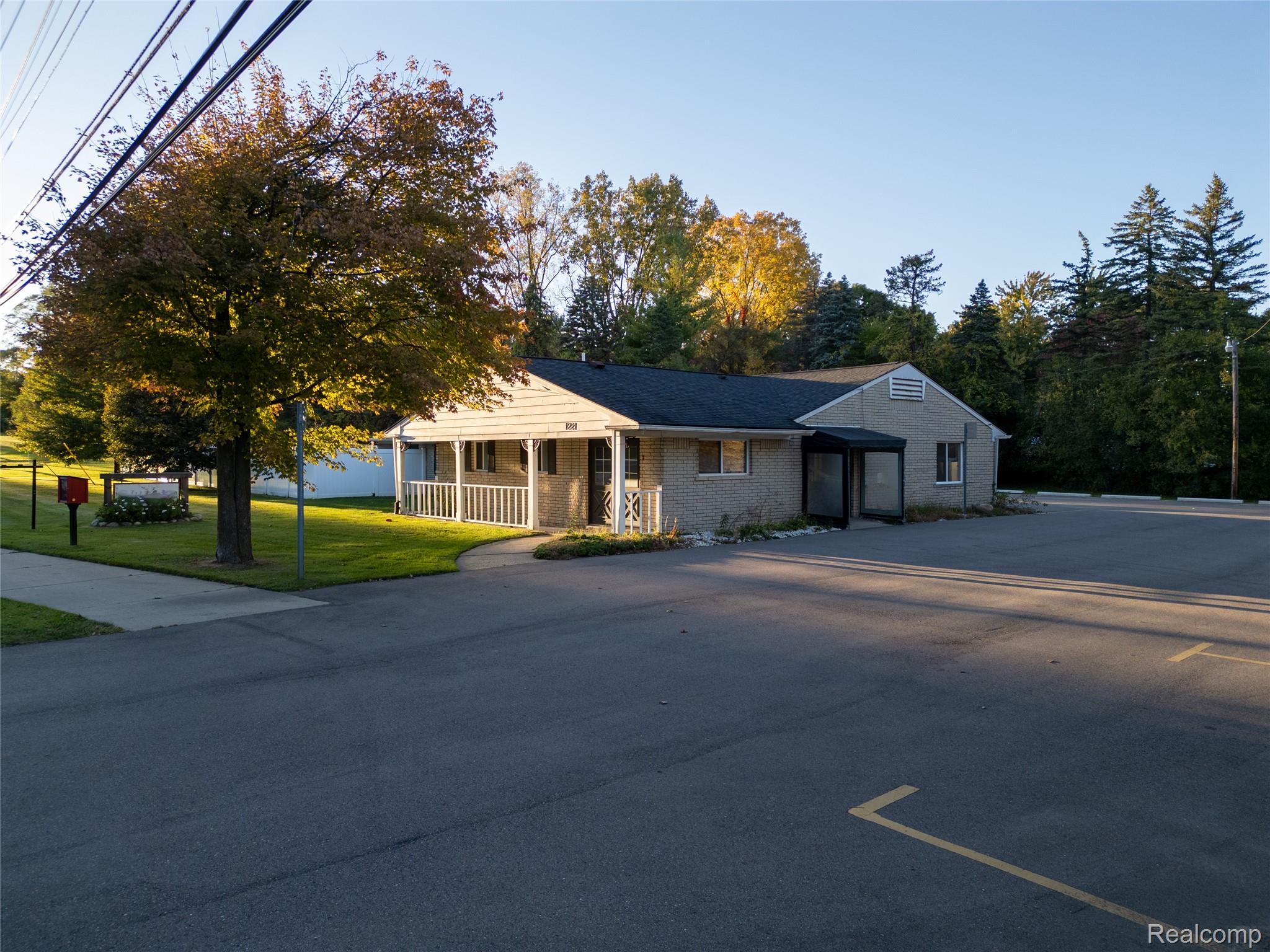 1221 E AVON Road