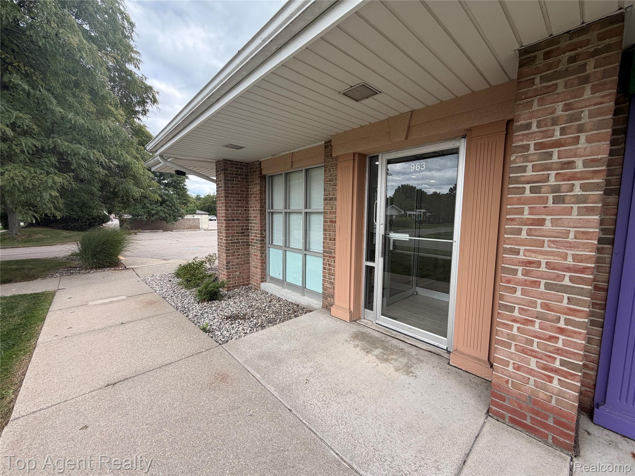 963 Oakwood Drive