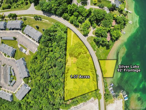 3382 W Silver Lake Road Fenton City MI 48430