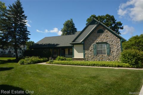 Photo of 2140 W View Court, Lake Orion Village, MI 48360 (MLS # 20261046785)