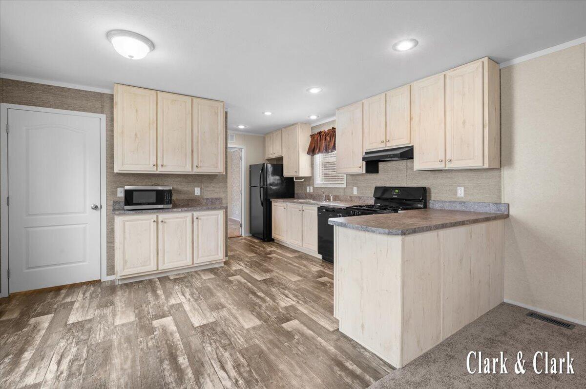 6900 Knottypine Street NE