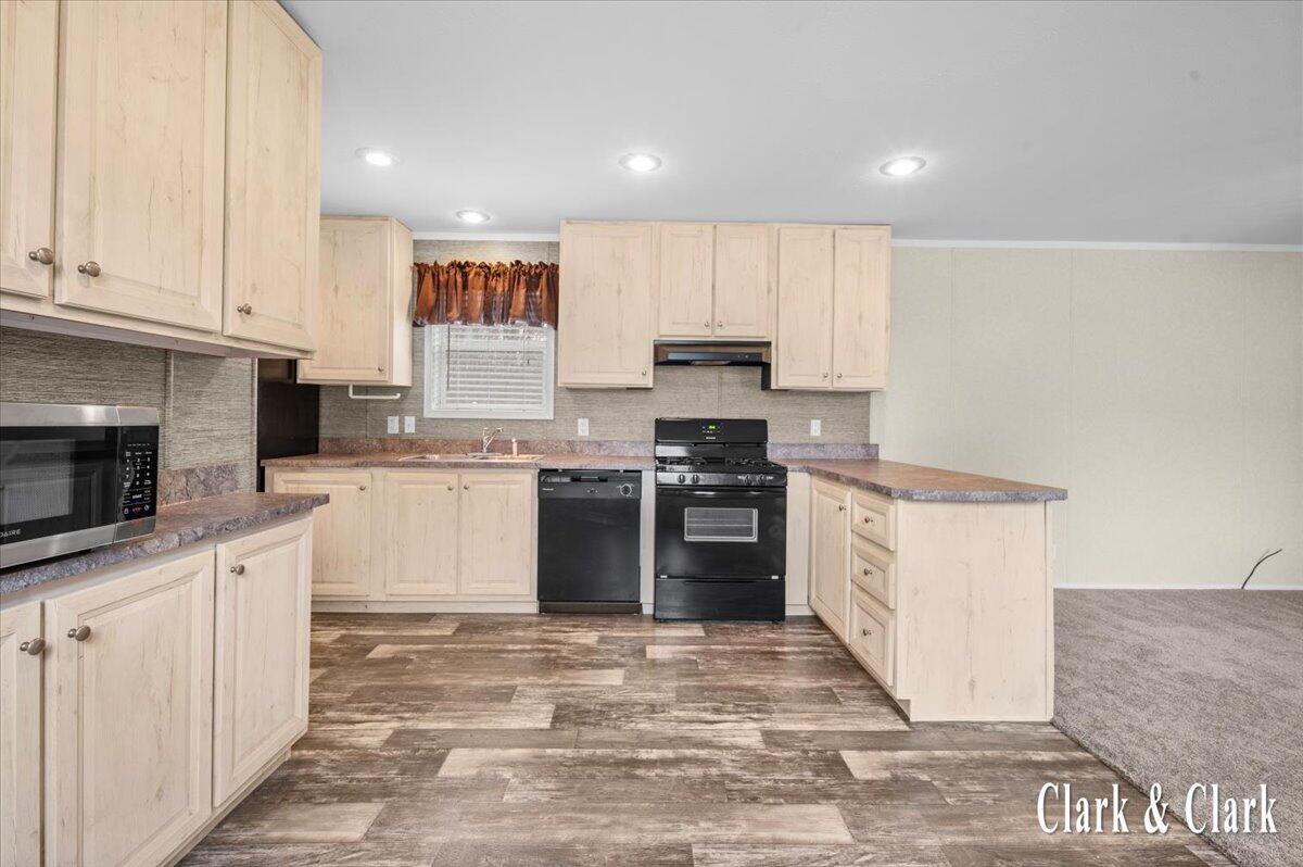 6900 Knottypine Street NE