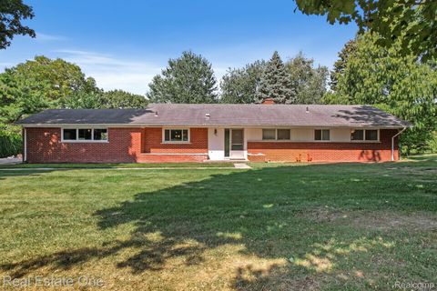 2460 Turner Street West Bloomfield Charter Township MI 48323