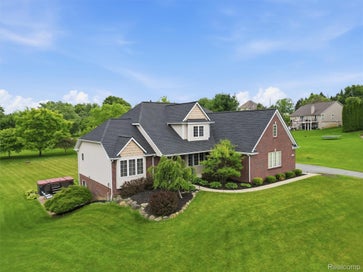 1232 Thorn Ridge Drive Hartland Township MI 48843