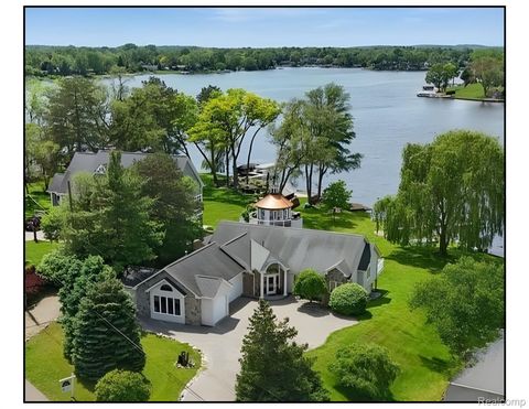 3337 ALCO Drive Waterford Charter Township MI 48329