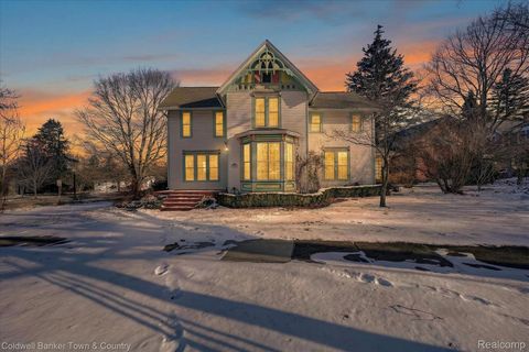 106 Lake St. Howell City MI 48843