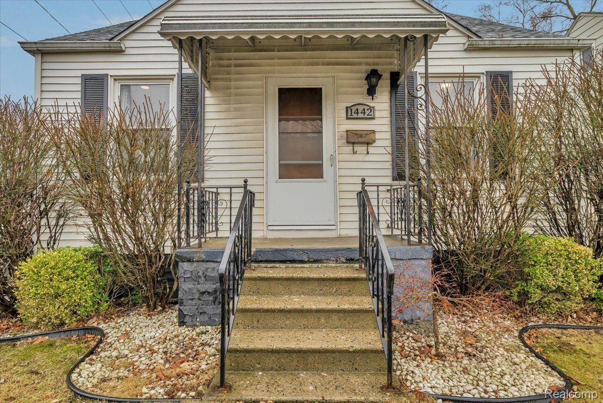 1442 E 10 MILE Road