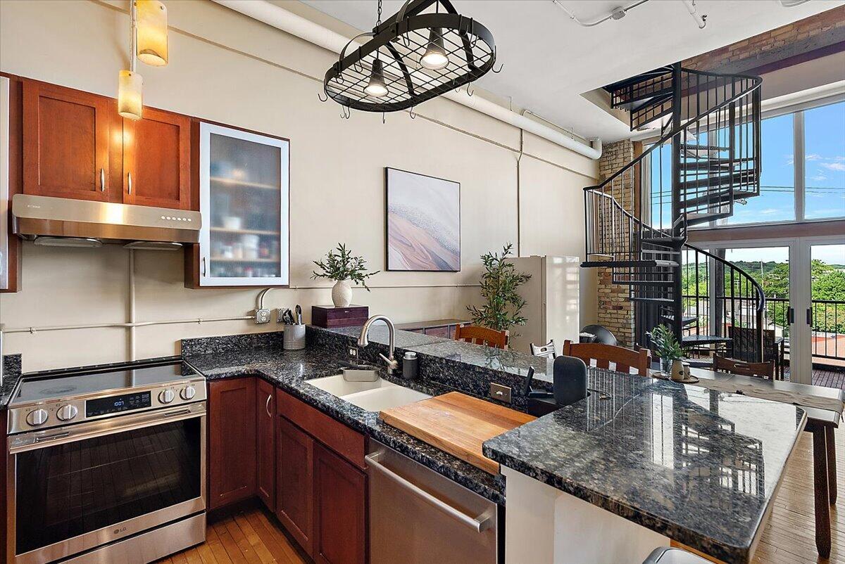 600 Broadway Avenue NW 423