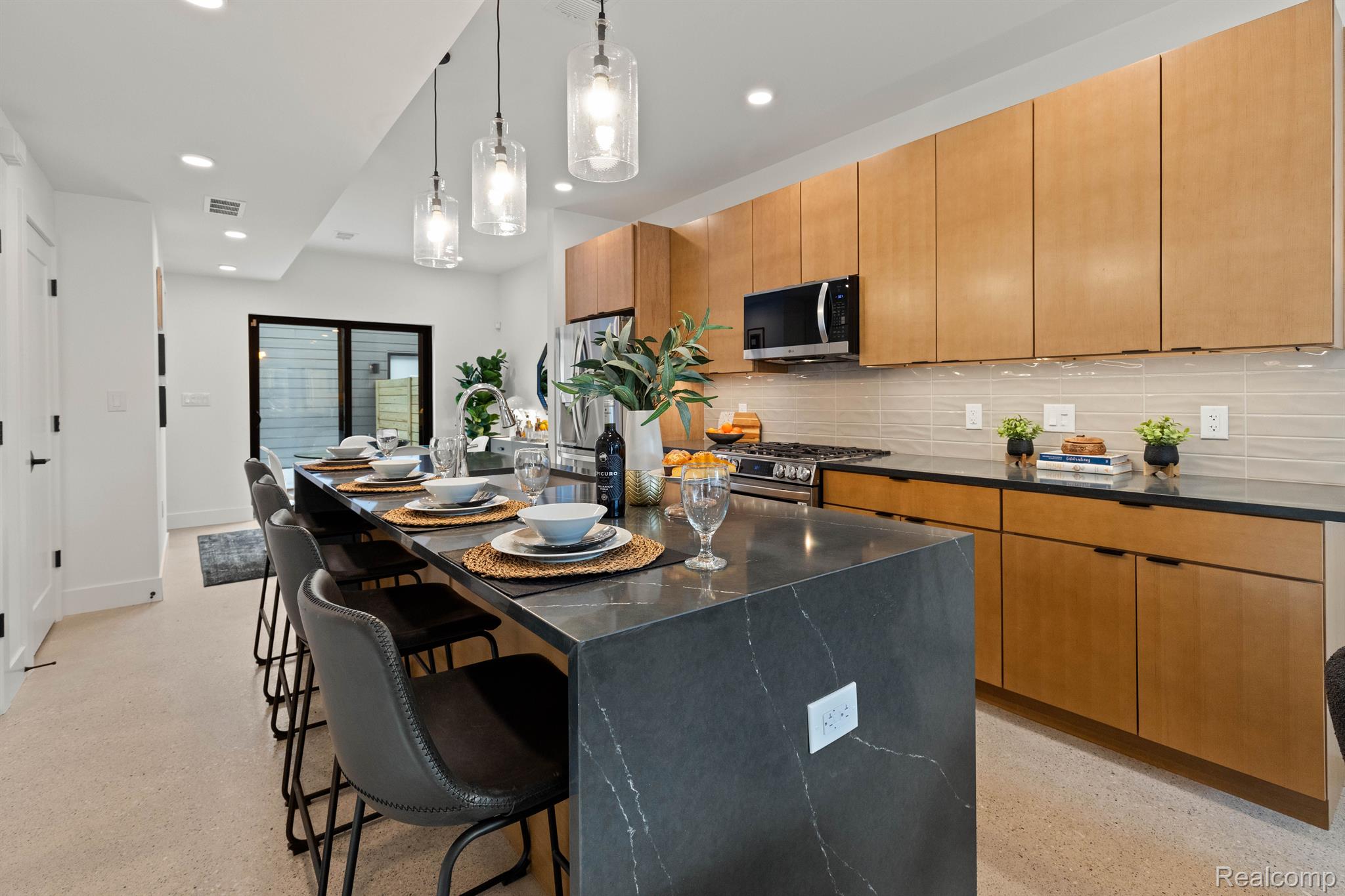 Detroit, Michigan 48208, United States, 2 Bedrooms Bedrooms, ,3 BathroomsBathrooms,Residential,Active,251754