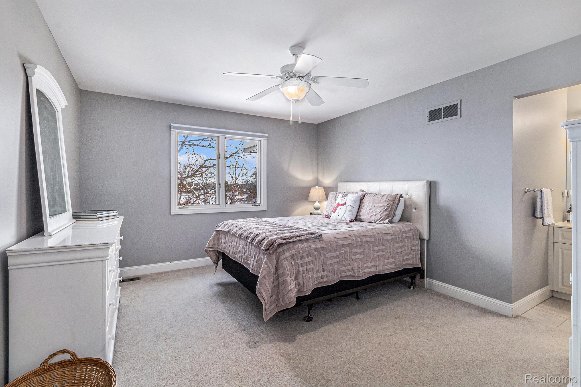 Lake Orion, Michigan 48362, United States, 4 Bedrooms Bedrooms, ,5 BathroomsBathrooms,Residential,Active,254770