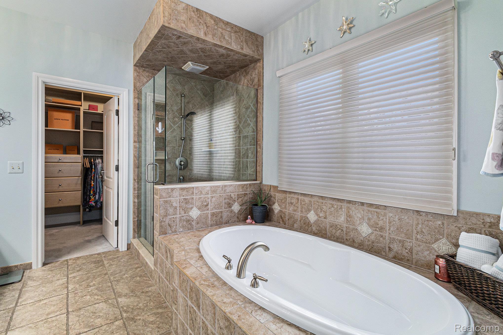 Lake Orion, Michigan 48362, United States, 4 Bedrooms Bedrooms, ,5 BathroomsBathrooms,Residential,Active,254770