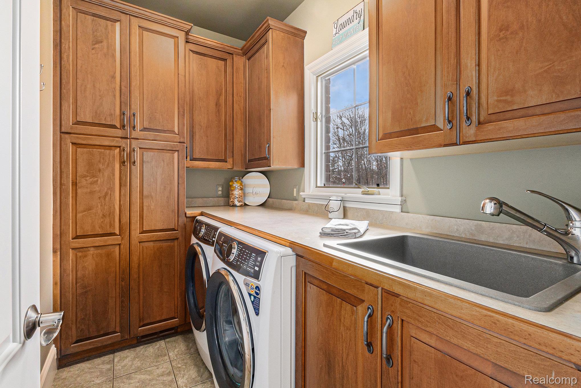 Lake Orion, Michigan 48362, United States, 4 Bedrooms Bedrooms, ,5 BathroomsBathrooms,Residential,Active,254770