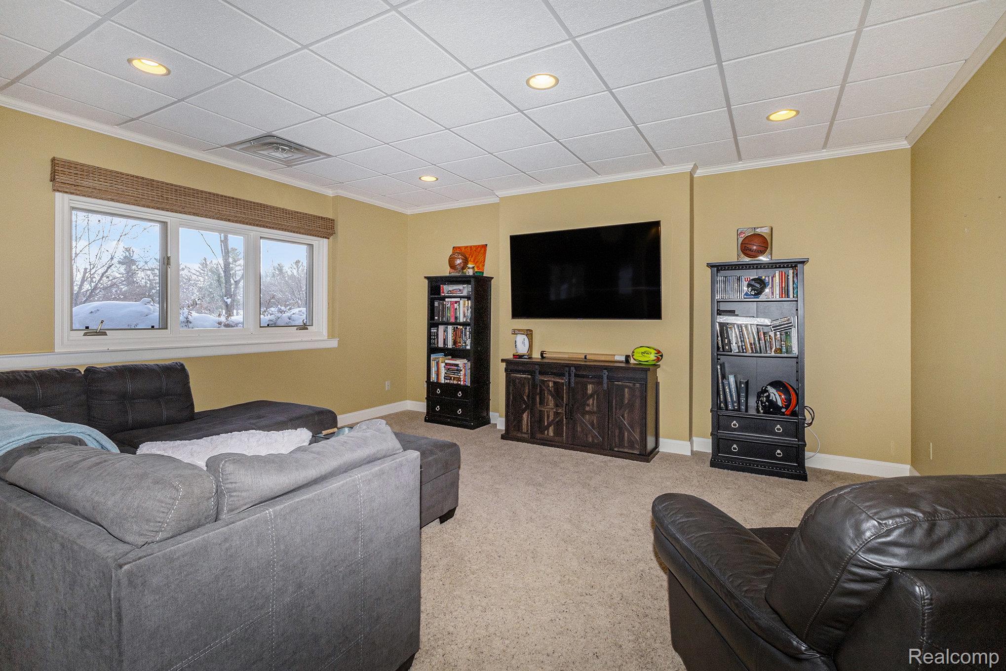 Lake Orion, Michigan 48362, United States, 4 Bedrooms Bedrooms, ,5 BathroomsBathrooms,Residential,Active,254770