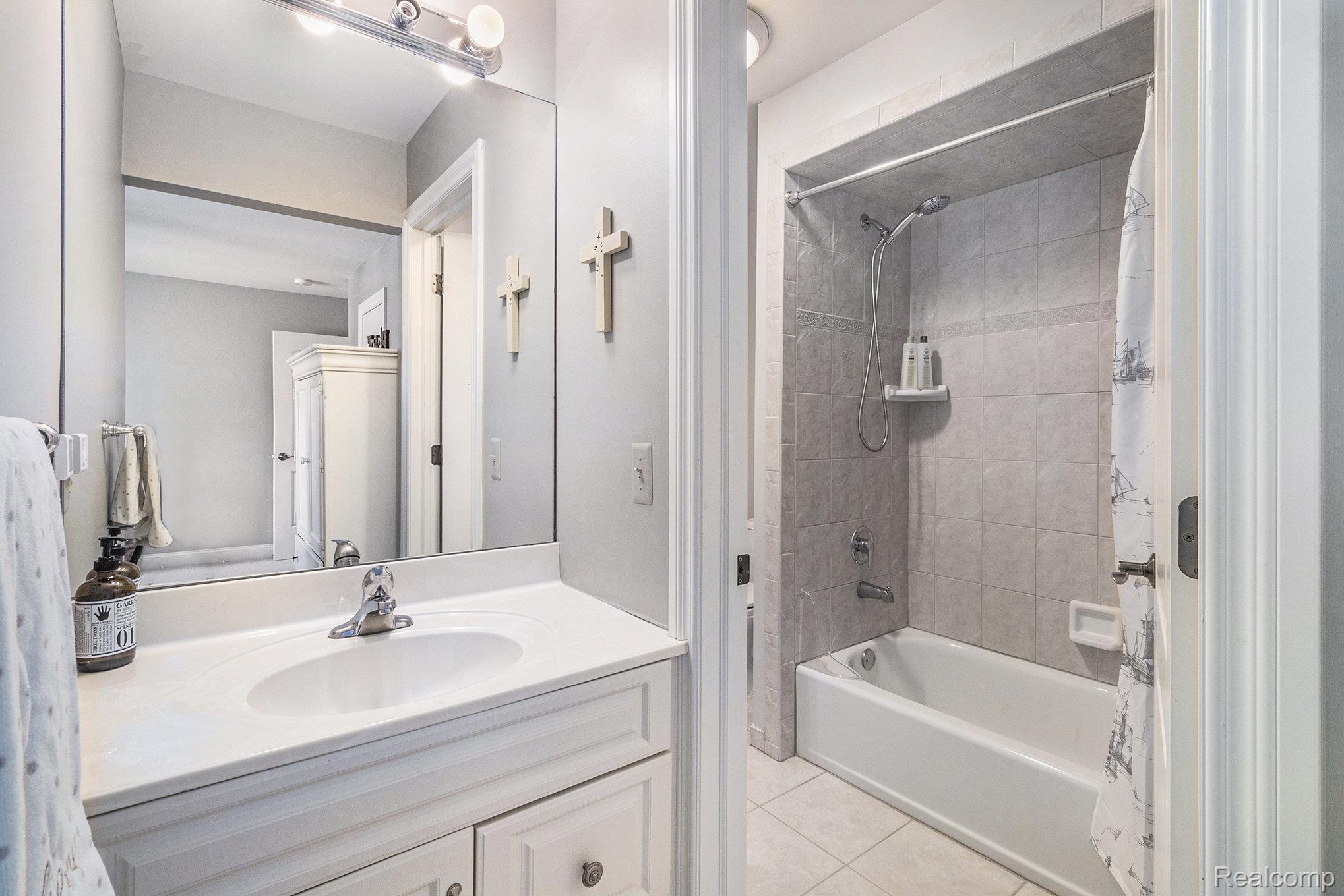 Lake Orion, Michigan 48362, United States, 4 Bedrooms Bedrooms, ,5 BathroomsBathrooms,Residential,Active,254770