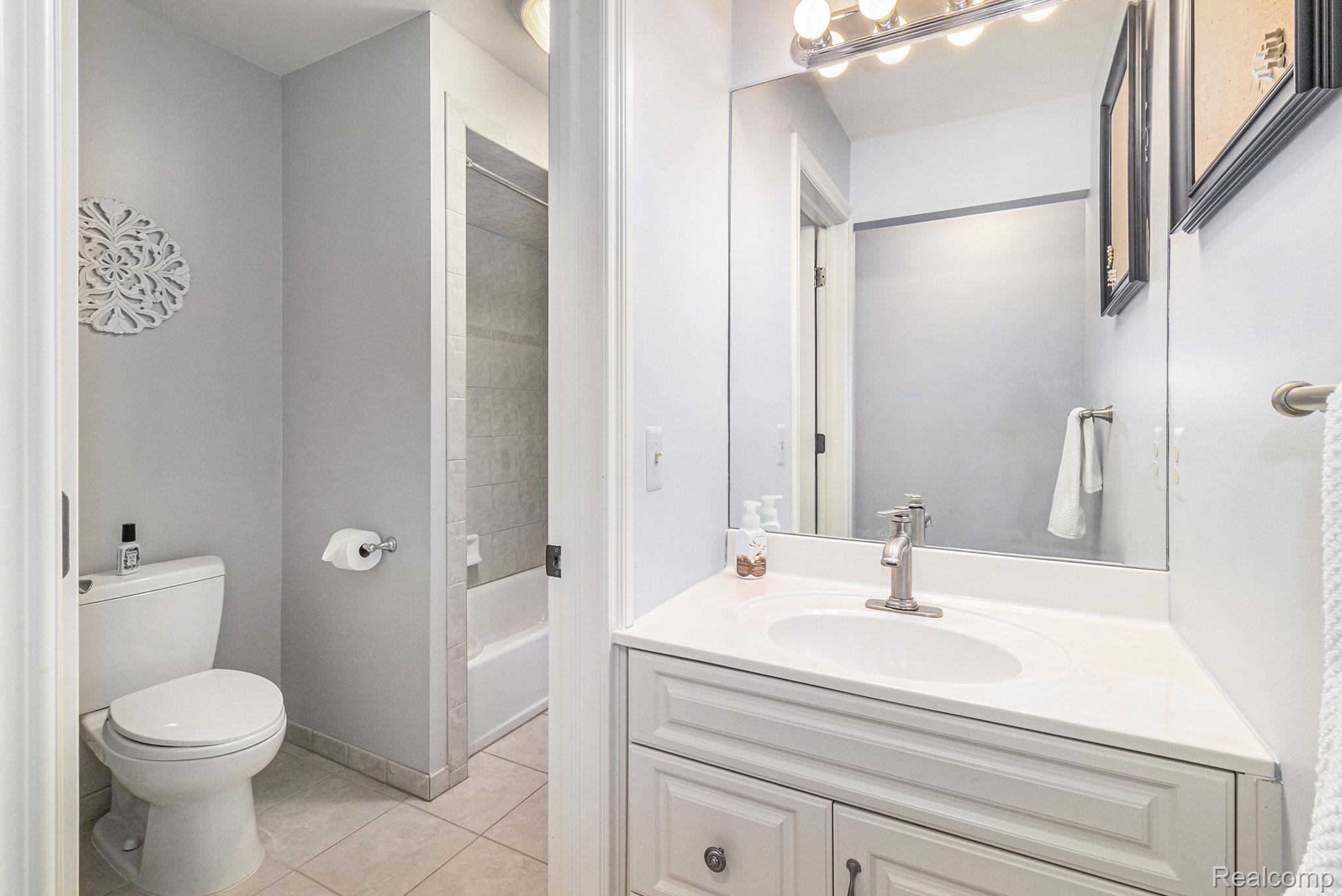 Lake Orion, Michigan 48362, United States, 4 Bedrooms Bedrooms, ,5 BathroomsBathrooms,Residential,Active,254770