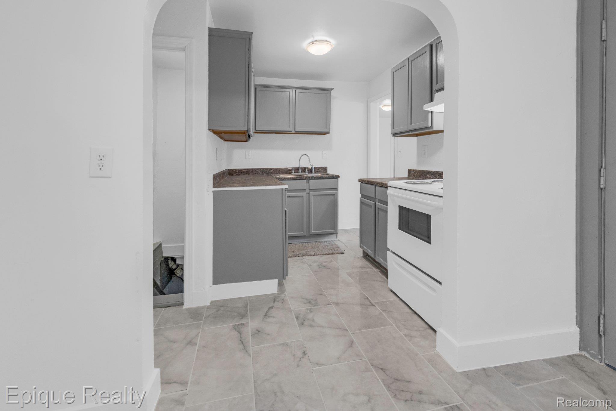 418 S WASHINGTON Street