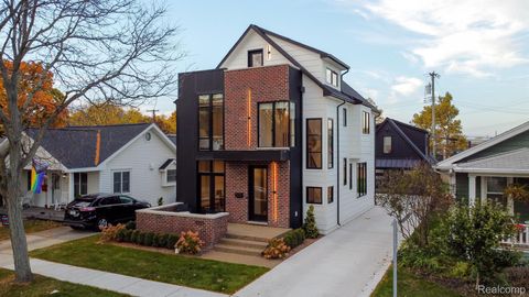 1135 CHAPIN Avenue Birmingham City MI 48009
