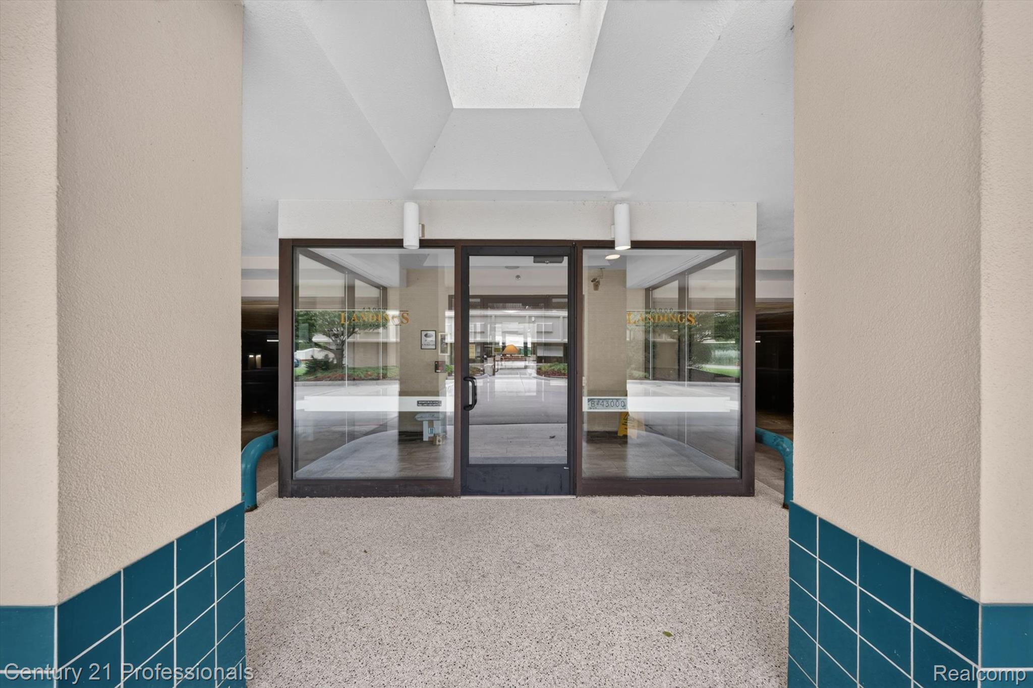 43000 12 OAKS CRESCENT Drive 4022
