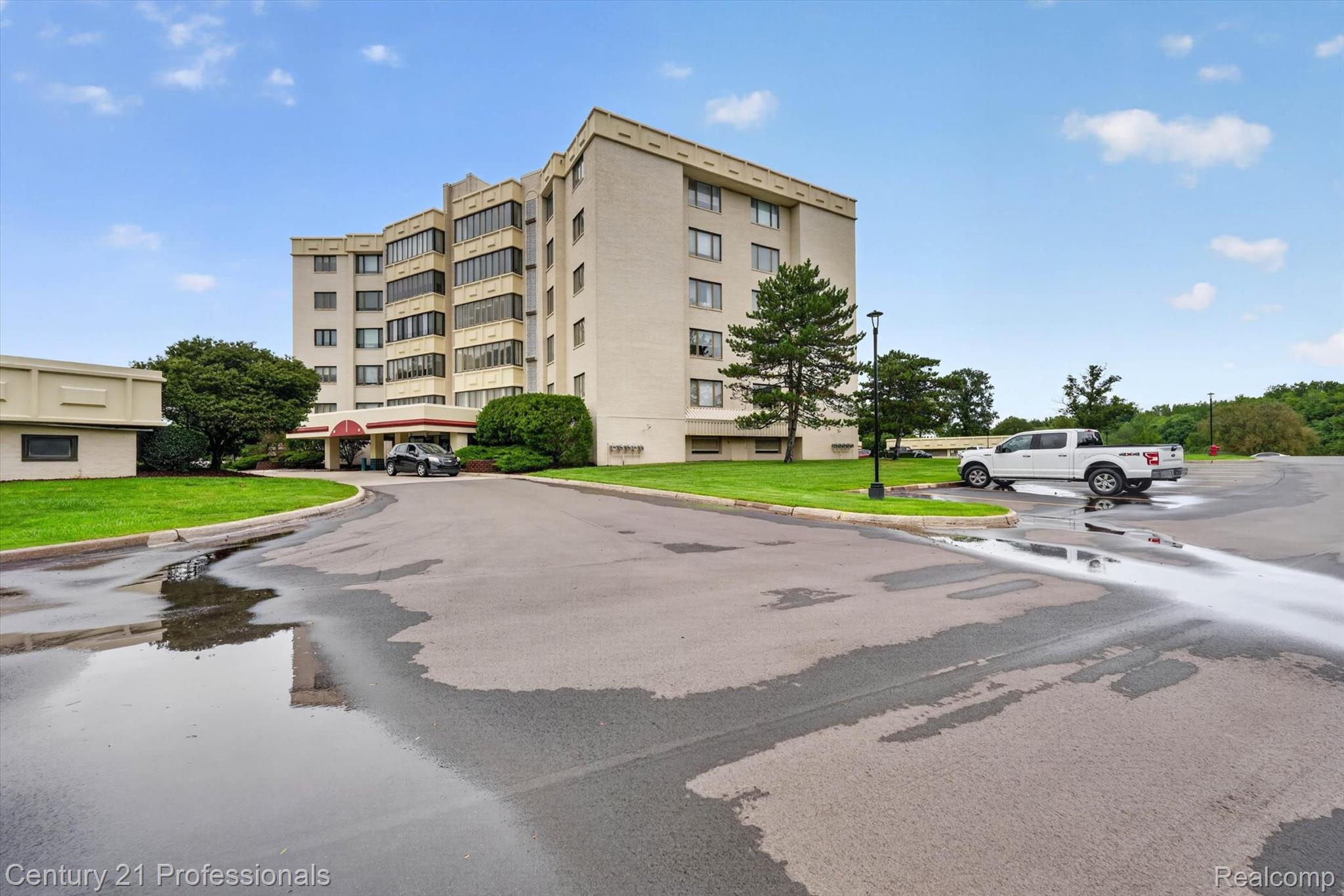 43000 12 OAKS CRESCENT Drive 4022