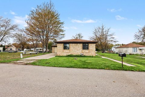 2037 W Park Drive Algonac City MI 48001