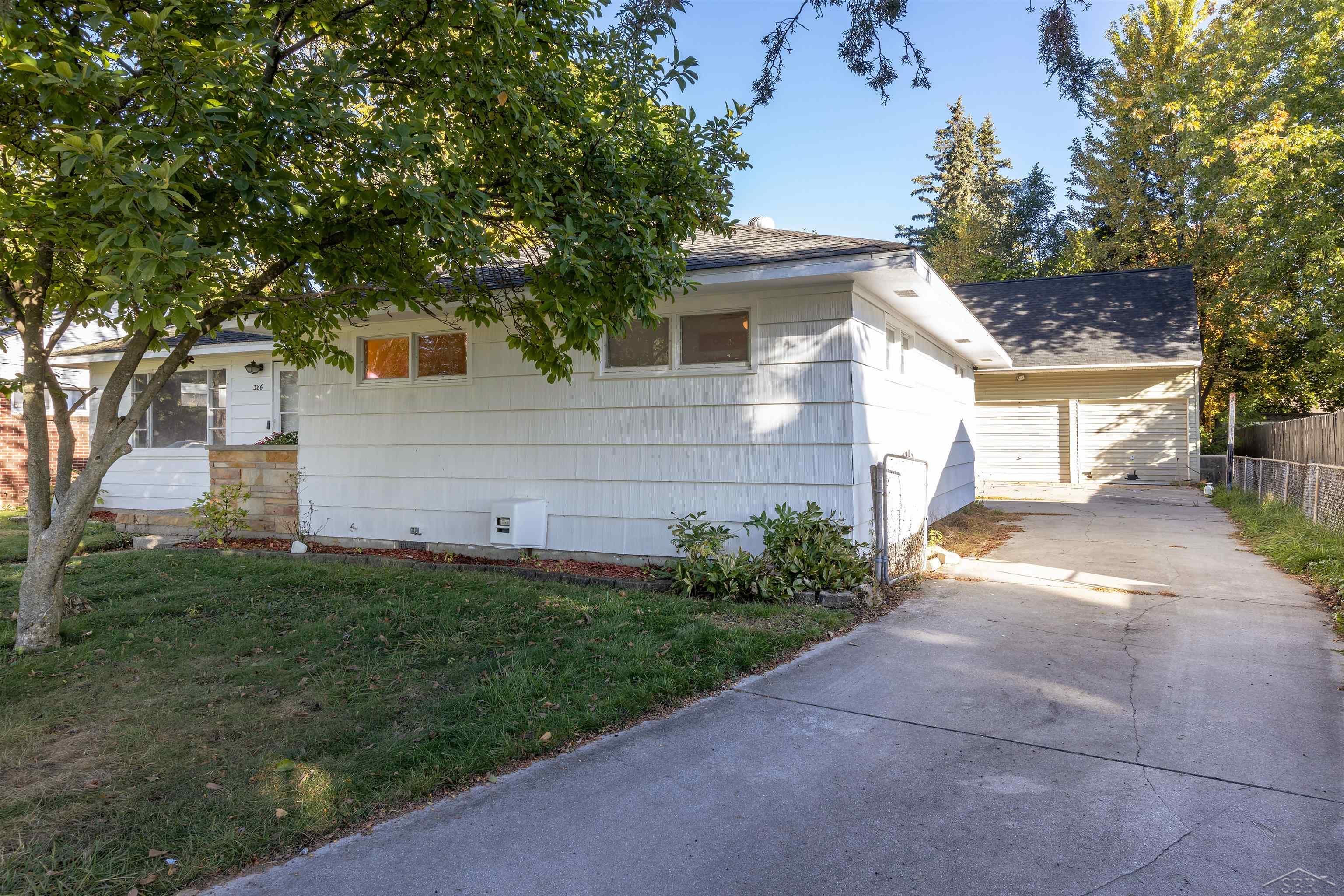 386 E Perkins